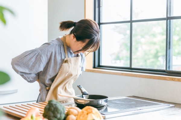 産後の腰痛に悩む女性イメージ